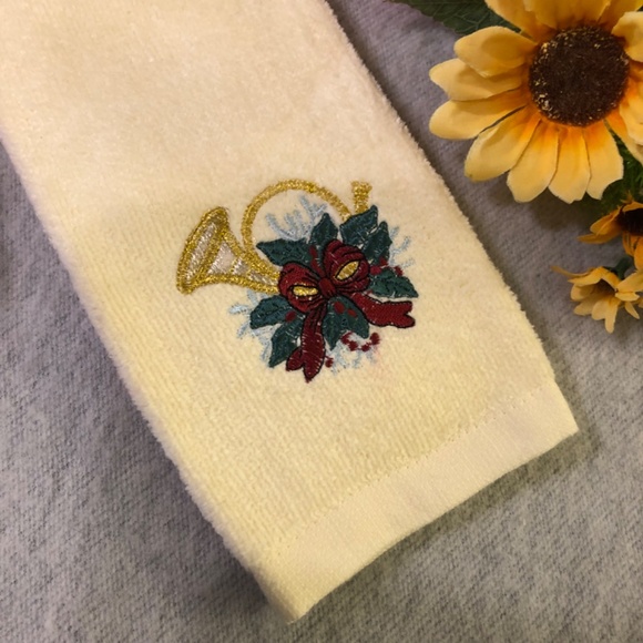 NWT - Set of Three Embroidered Christmas Hand Towels - Picture 8 of 16